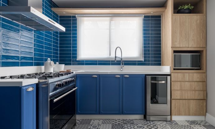 Cozinha em tons de azul: uma pitada de frescor. Bairro Bela Vista – Porto Alegre.  Angelina Blömker Arquitetura 2022